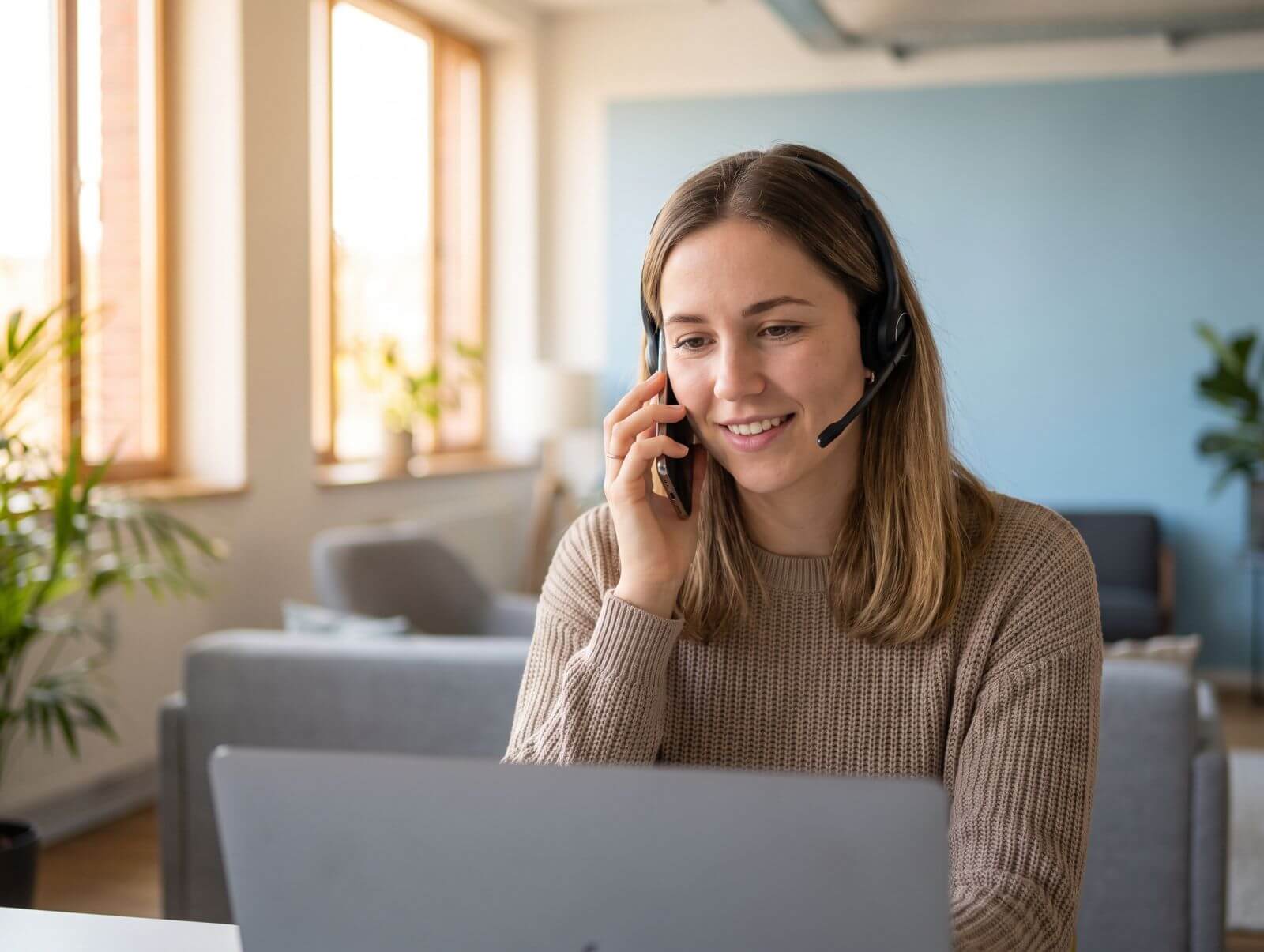 Secretaria virtual atendiendo el teléfono en la oficina de Vigo