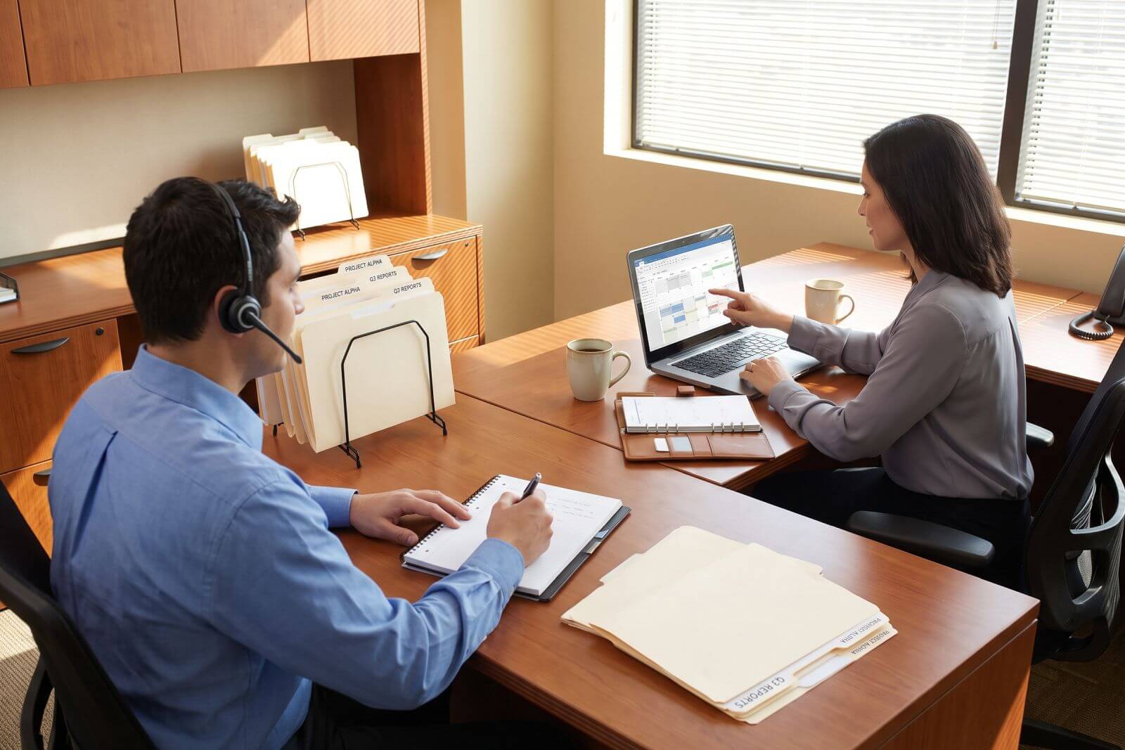 Equipo de secretarias virtuales atendiendo llamadas de un despacho de abogados
