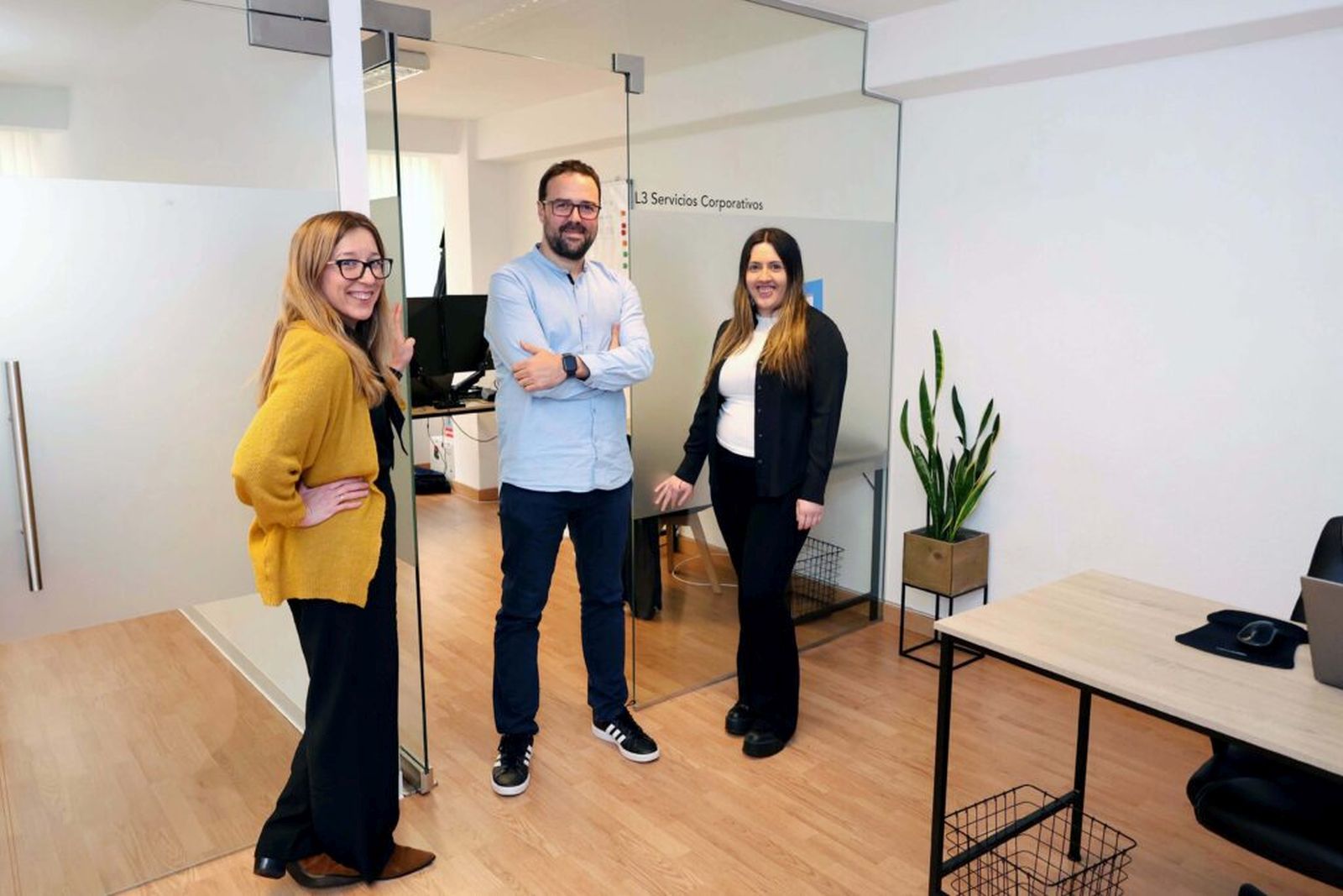 Equipo de secretarias virtuales atendiendo llamadas de clientes en la oficina