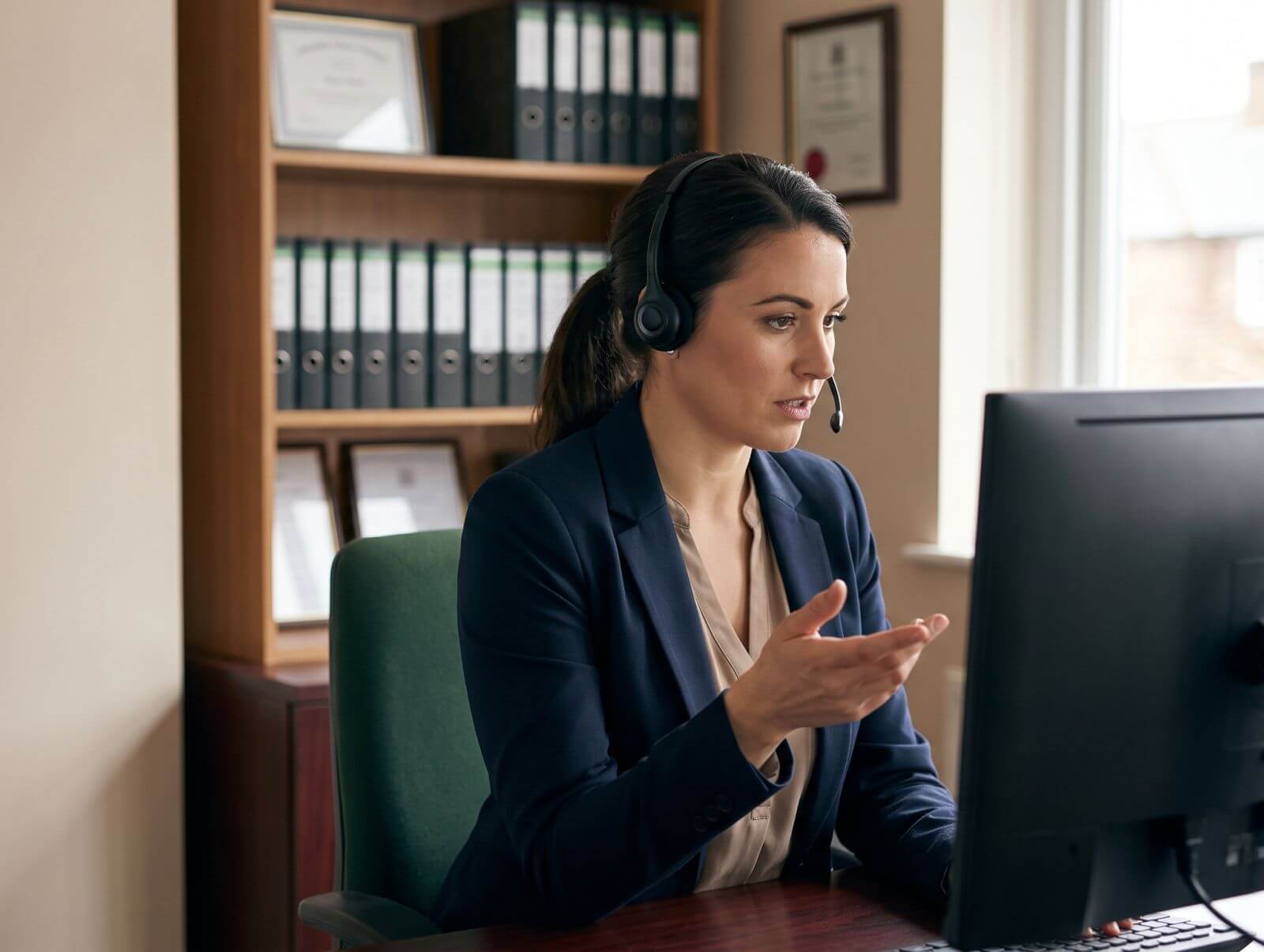 Secretaria virtual atendiendo el teléfono de un despacho de abogados